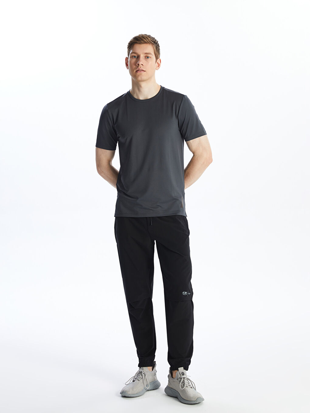 تيشيرت رياضي للرجال بأكمام قصيرة ورقبة دائرية بتقنية دراي-تك-2