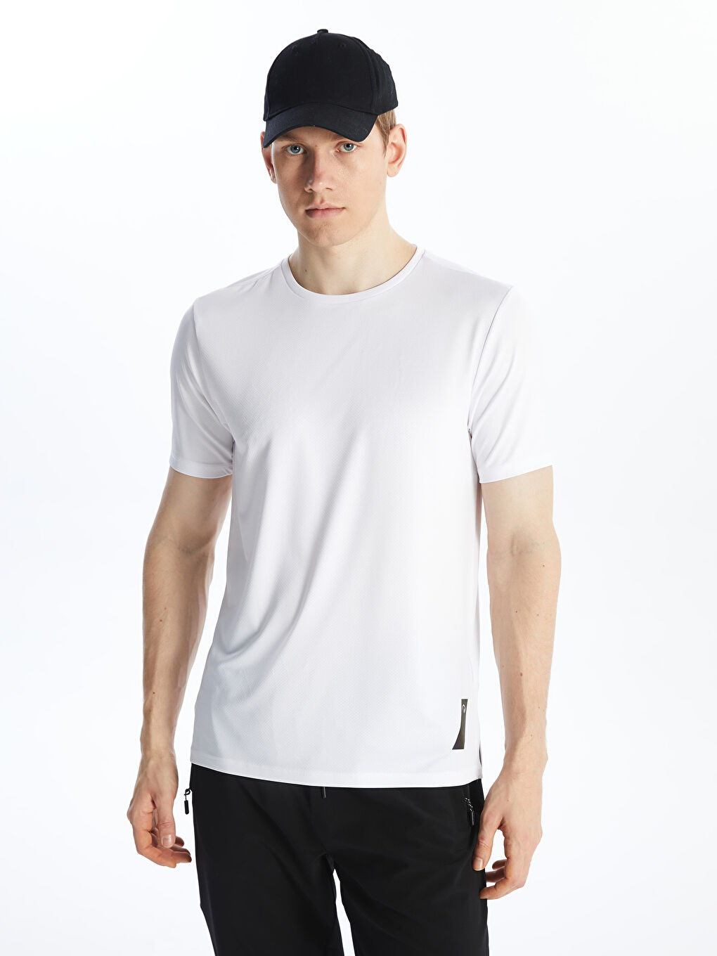 تيشيرت رياضي للرجال بأكمام قصيرة ورقبة دائرية بتقنية دراي-تك