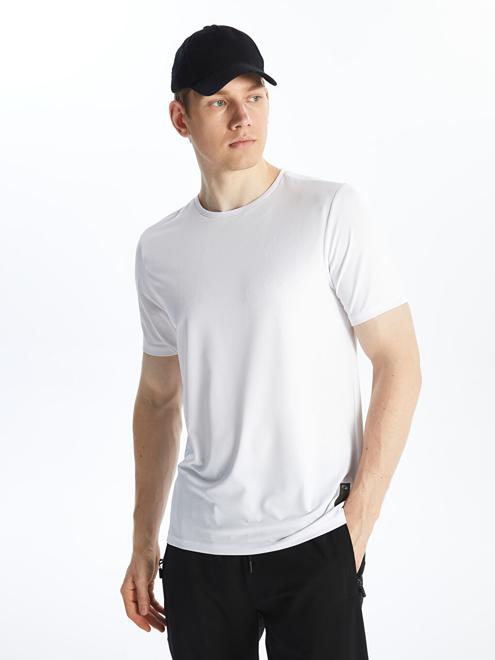 تيشيرت رياضي للرجال بأكمام قصيرة ورقبة دائرية بتقنية دراي-تك-1