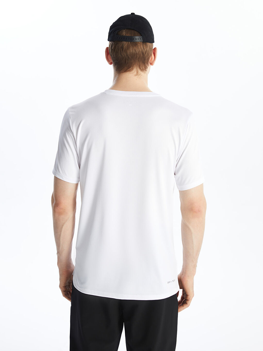 تيشيرت رياضي للرجال بأكمام قصيرة ورقبة دائرية بتقنية دراي-تك-4