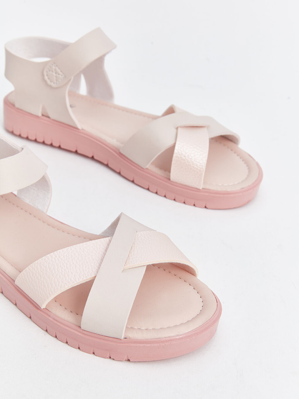 صنادل بناتي بشرائط متقاطعة-2