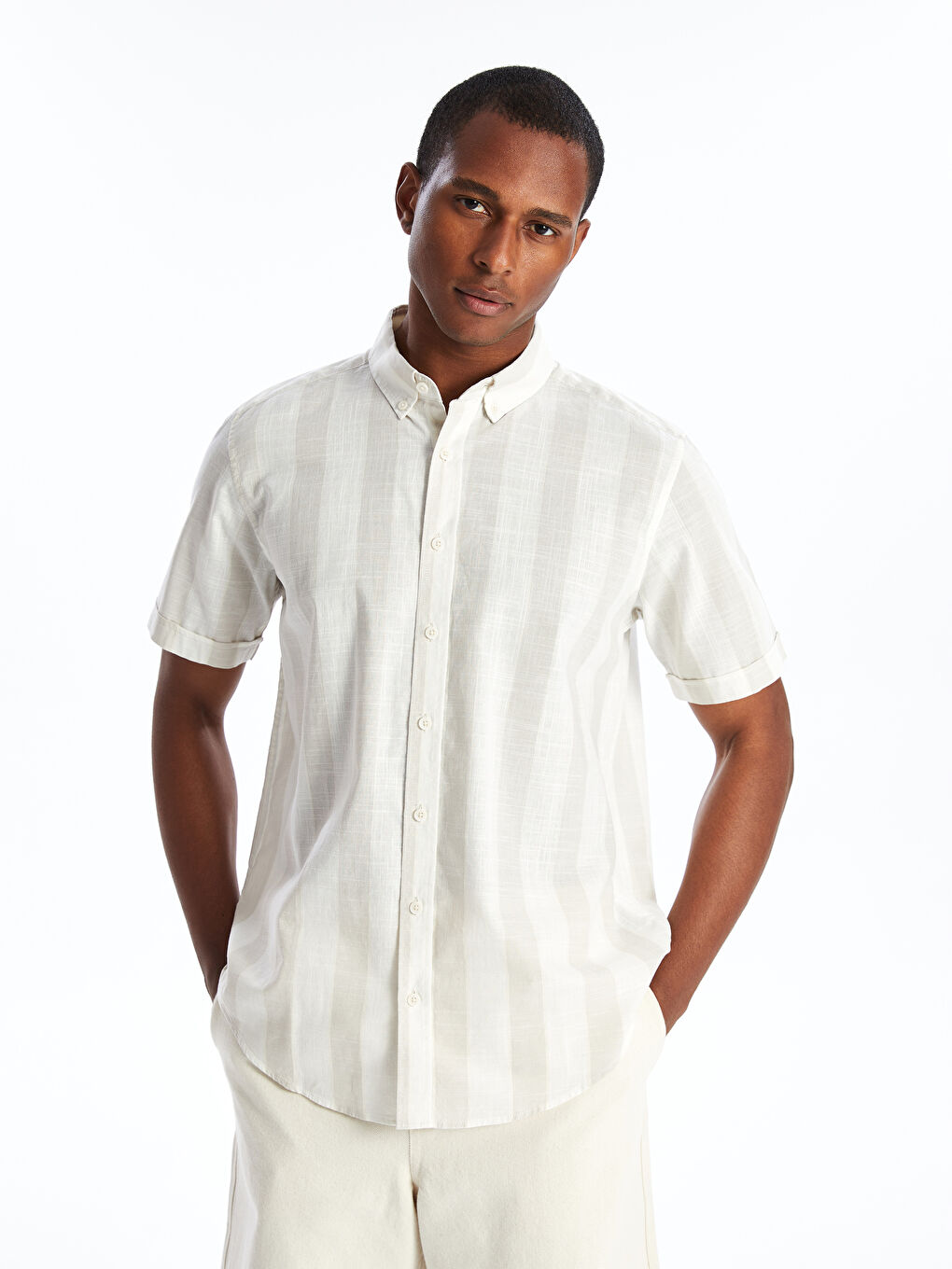 Рубашка мужская из поплина в полоску стандартного кроя с короткими рукавами
