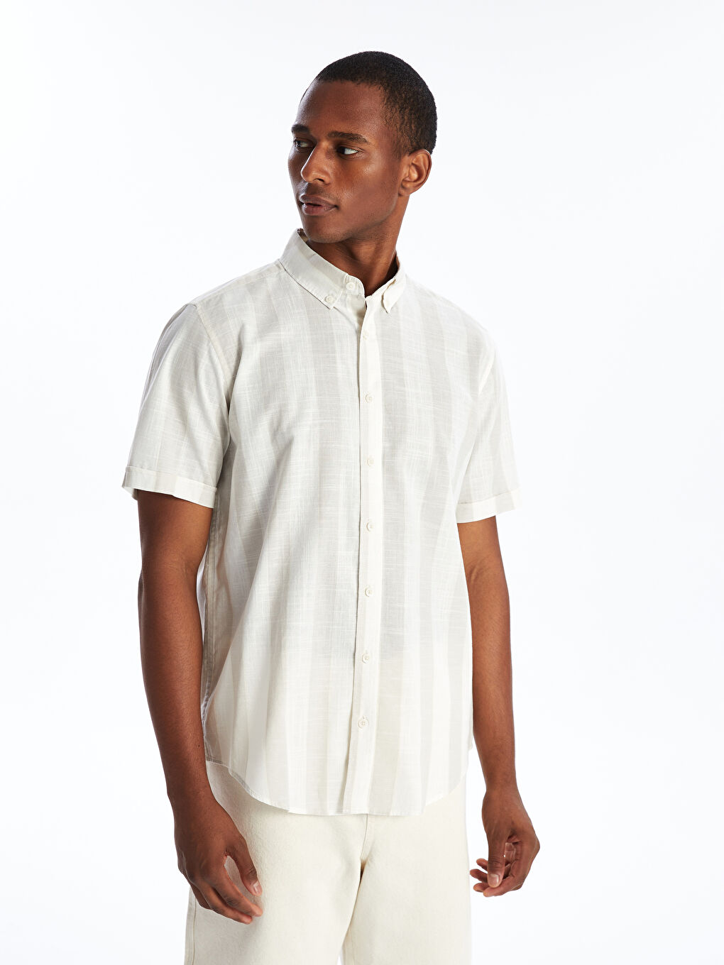Рубашка мужская из поплина в полоску стандартного кроя с короткими рукавами-1