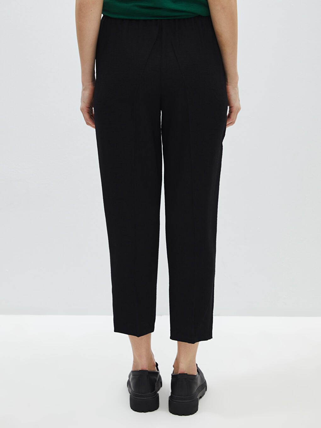 Siyah Kadın Beli Lastikli Havuç Kesim Düz Pantolon-4