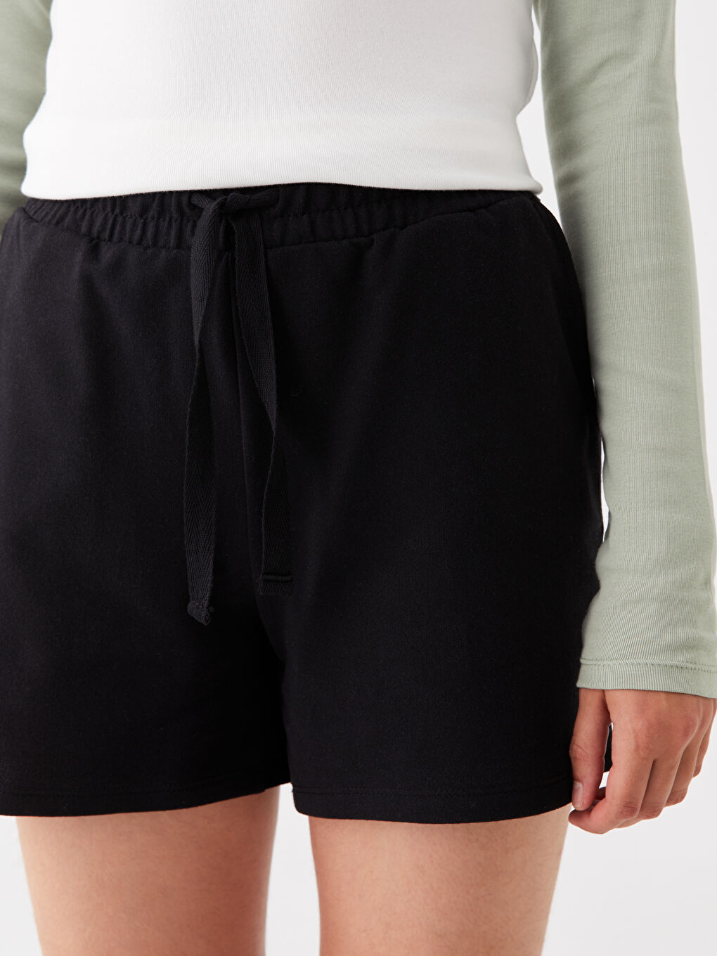 Siyah Kadın Standart Fit Düz Şort-2