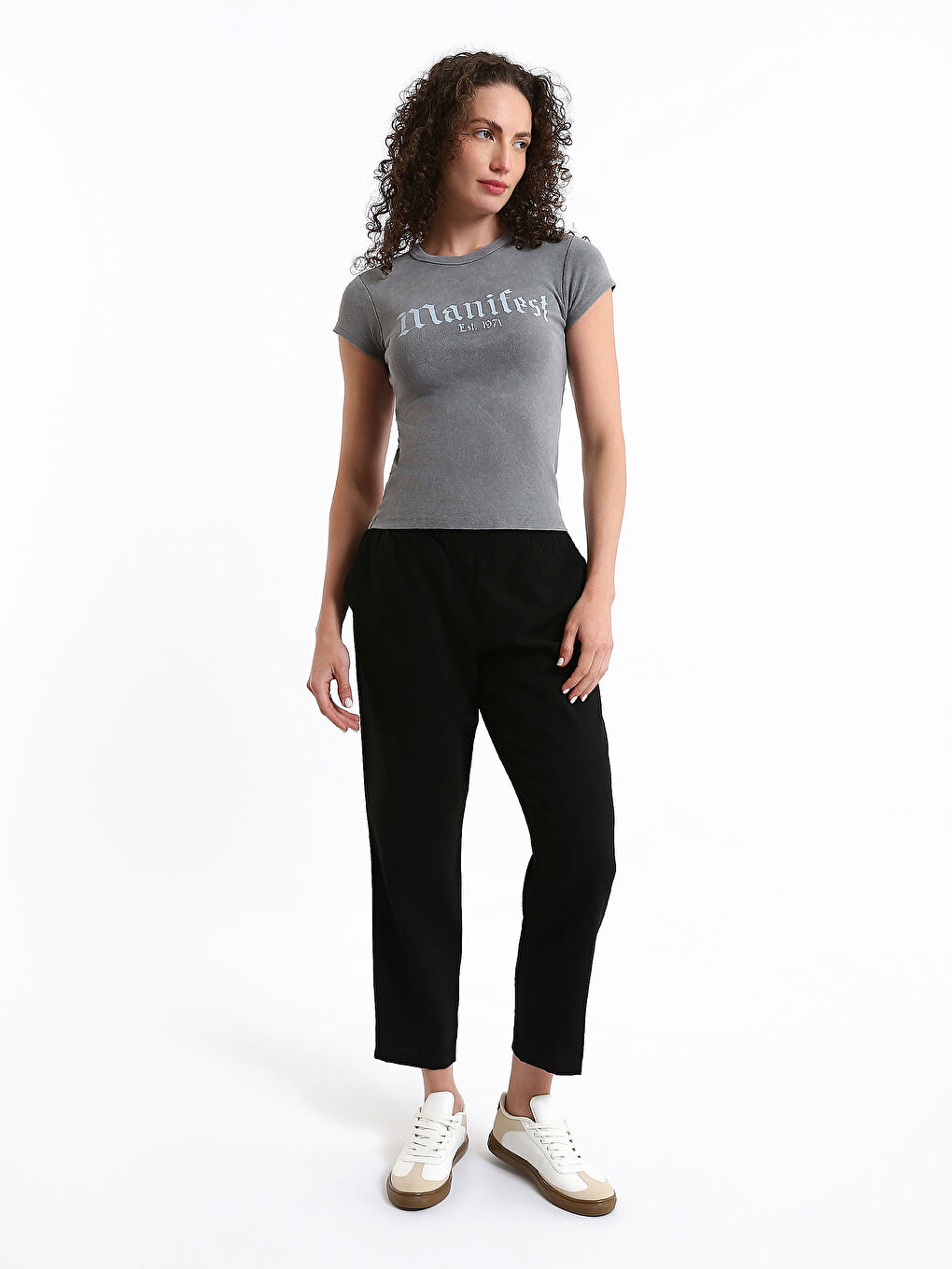 تي شيرت نسائي بطبعة برقبة مدورة وكم قصير-2