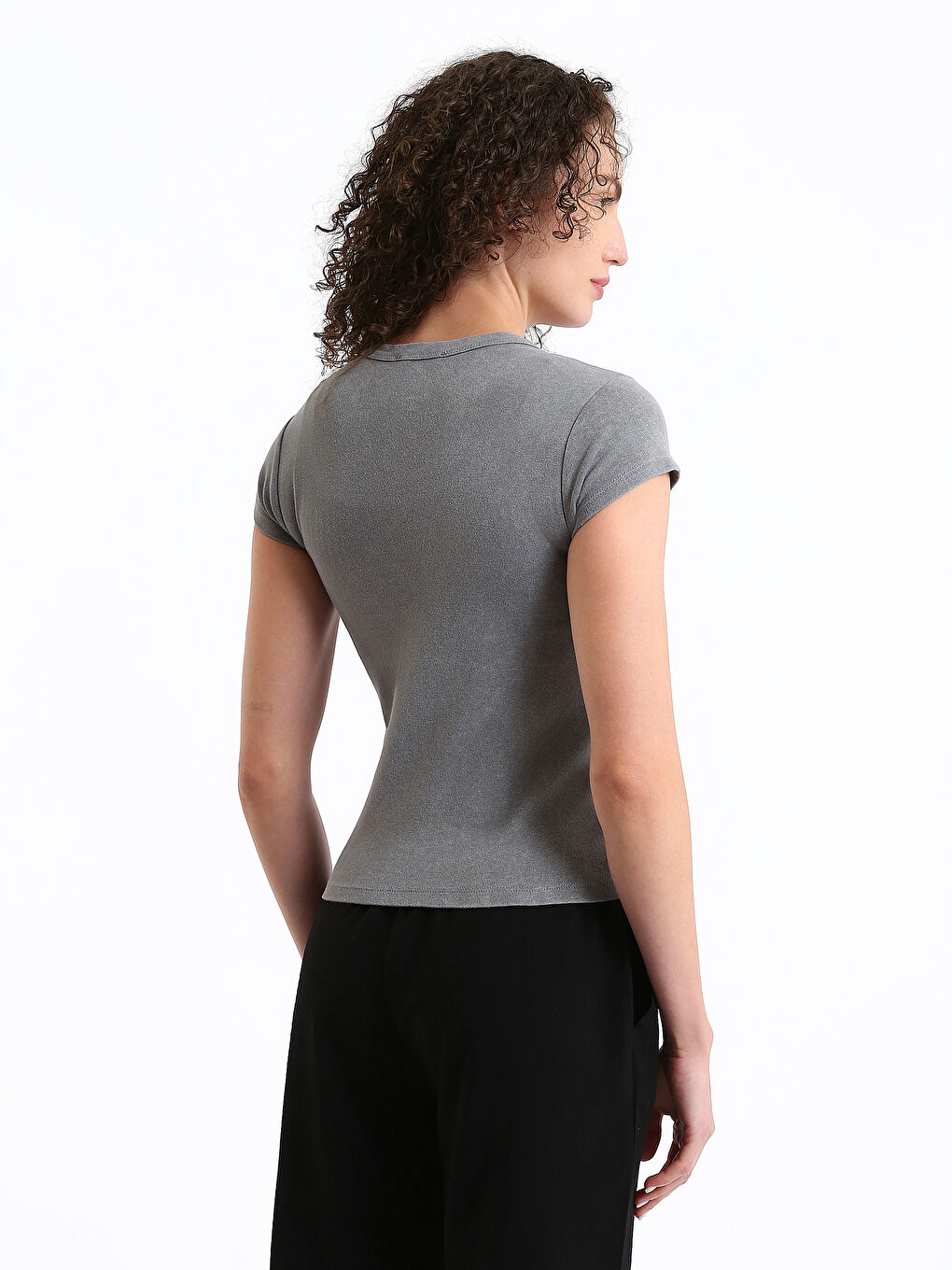 تي شيرت نسائي بطبعة برقبة مدورة وكم قصير-8