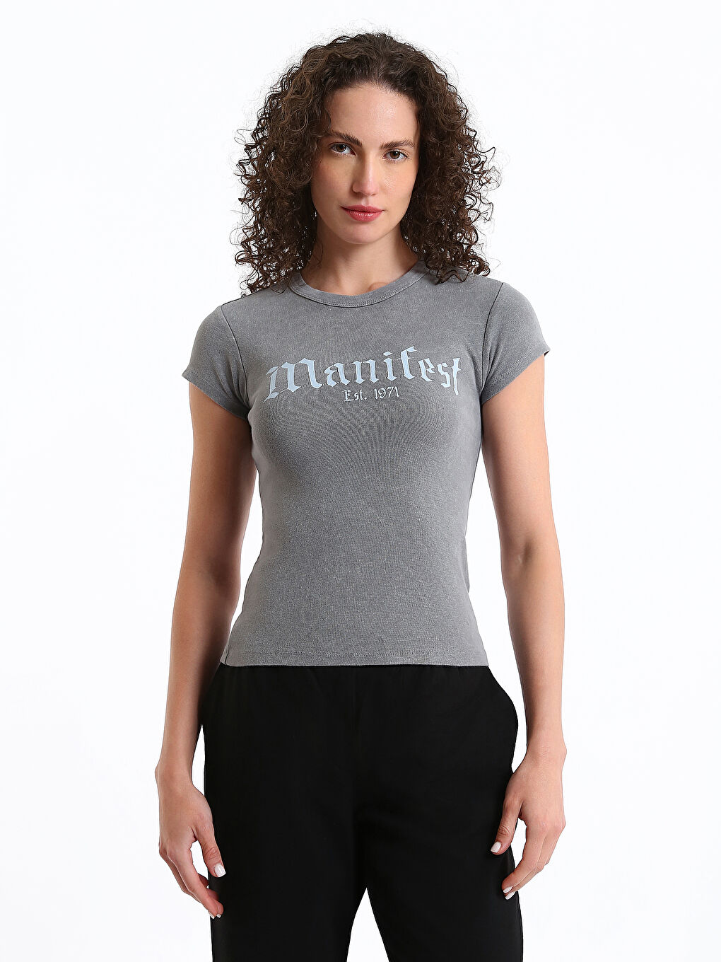 تي شيرت نسائي بطبعة برقبة مدورة وكم قصير-1