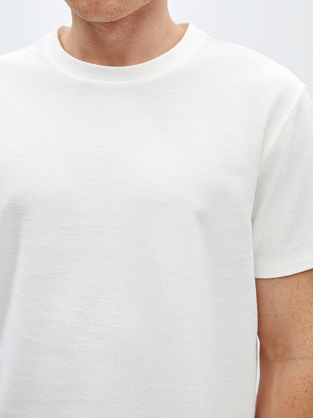Ekru Bisiklet Yaka Kısa Kollu Erkek Dokulu Tişört-3