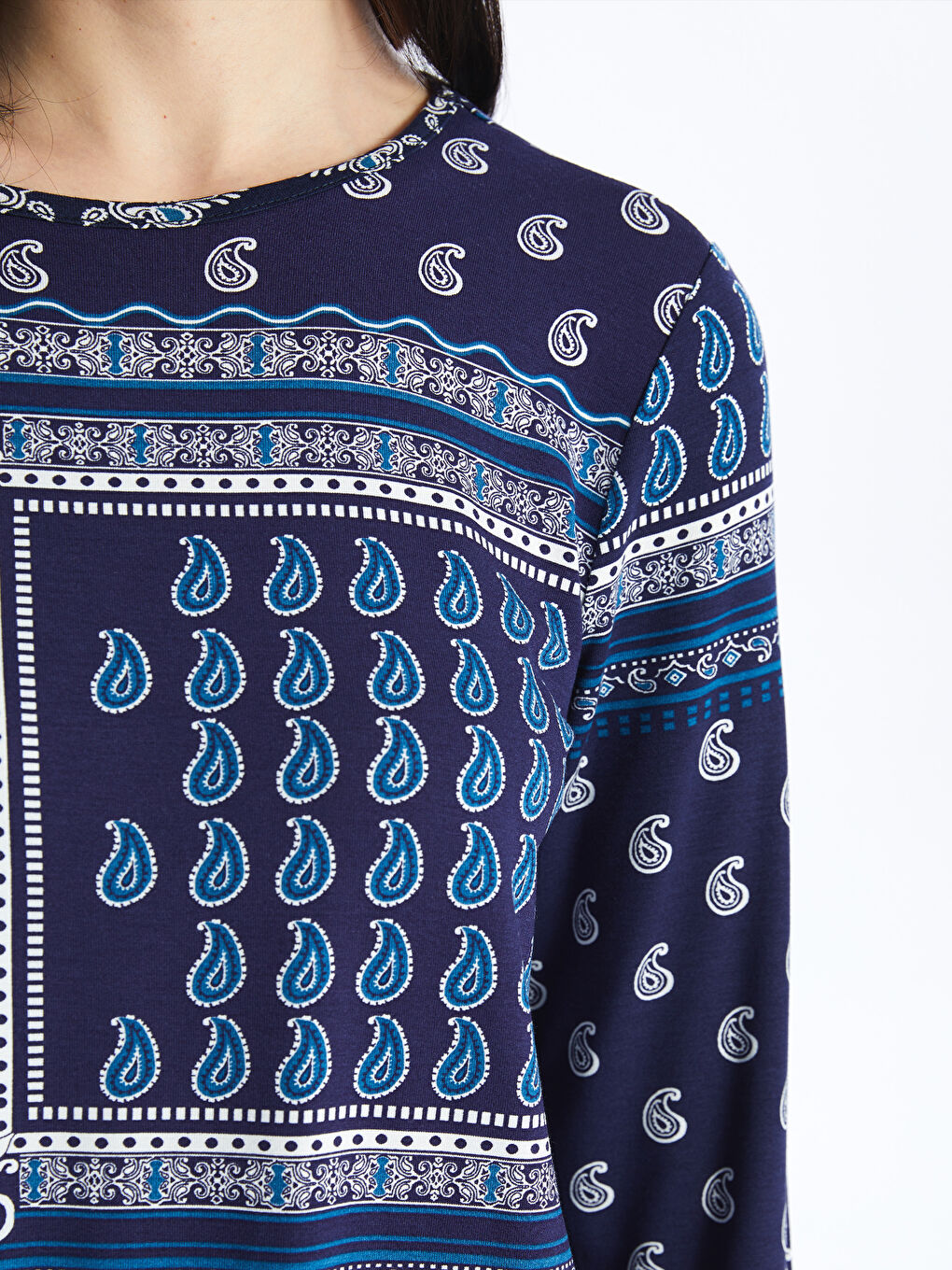 تي شيرت نساء كم طويل منقوش بكول مدور-3