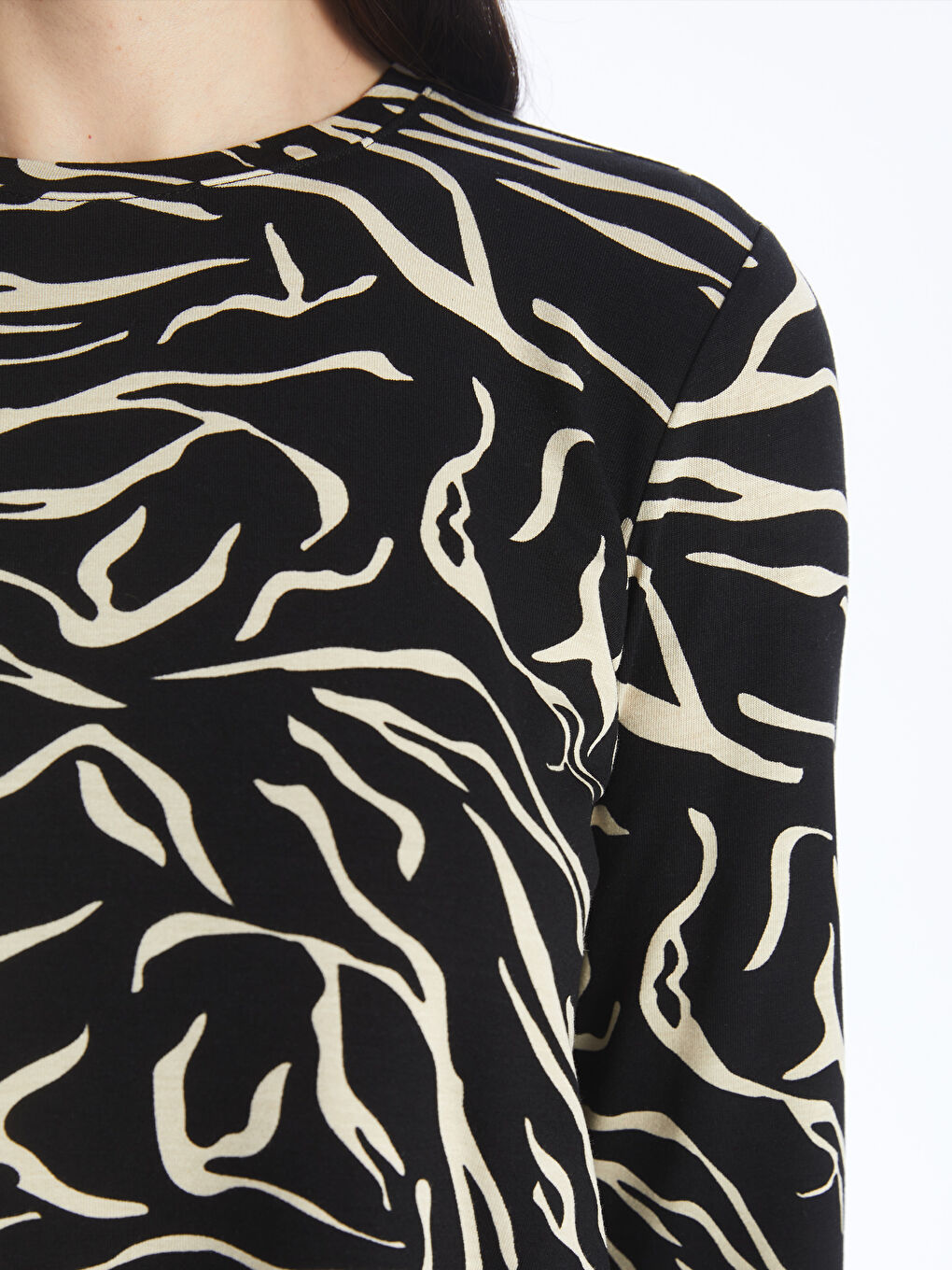 تيشيرت كم طويل منقوش بياقة دائرية للسيدات-3