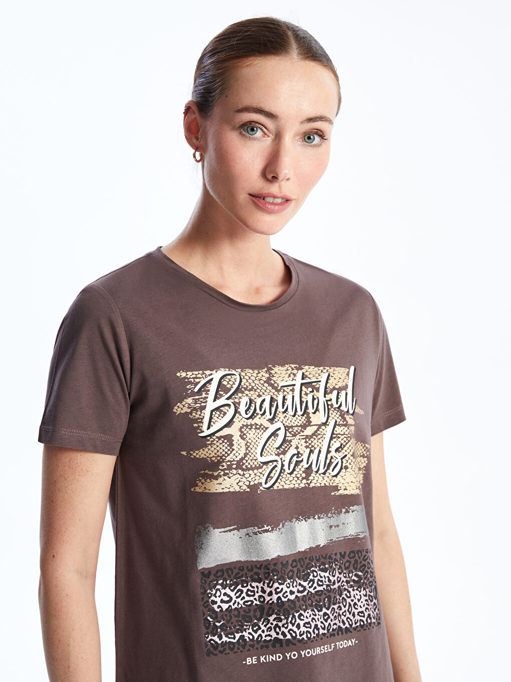 Kahverengi Bisiklet Yaka Baskılı Kısa Kollu Kadın Tişört-2