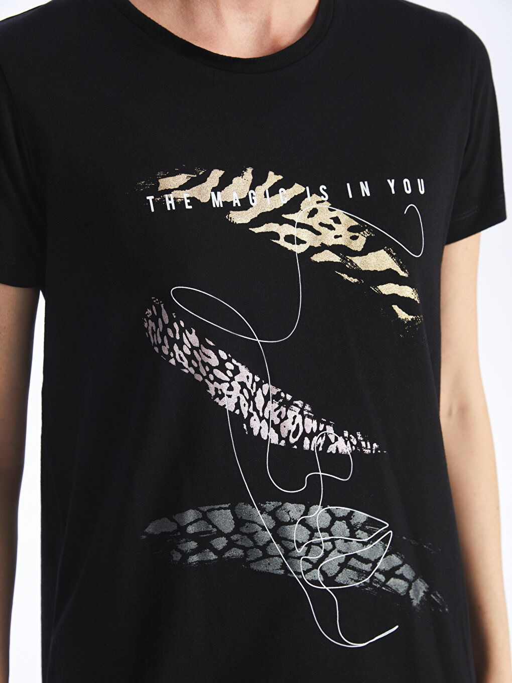 Siyah Bisiklet Yaka Baskılı Kısa Kollu Kadın Tişört-3