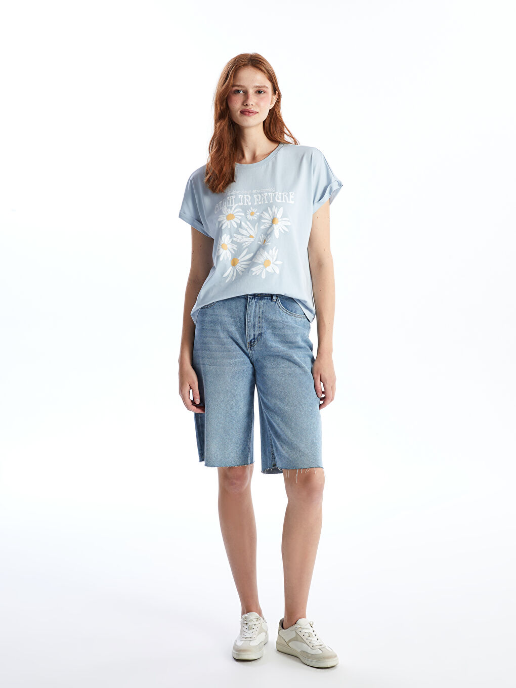 تيشيرت نسائي بياقة دائرية مُزهر-1