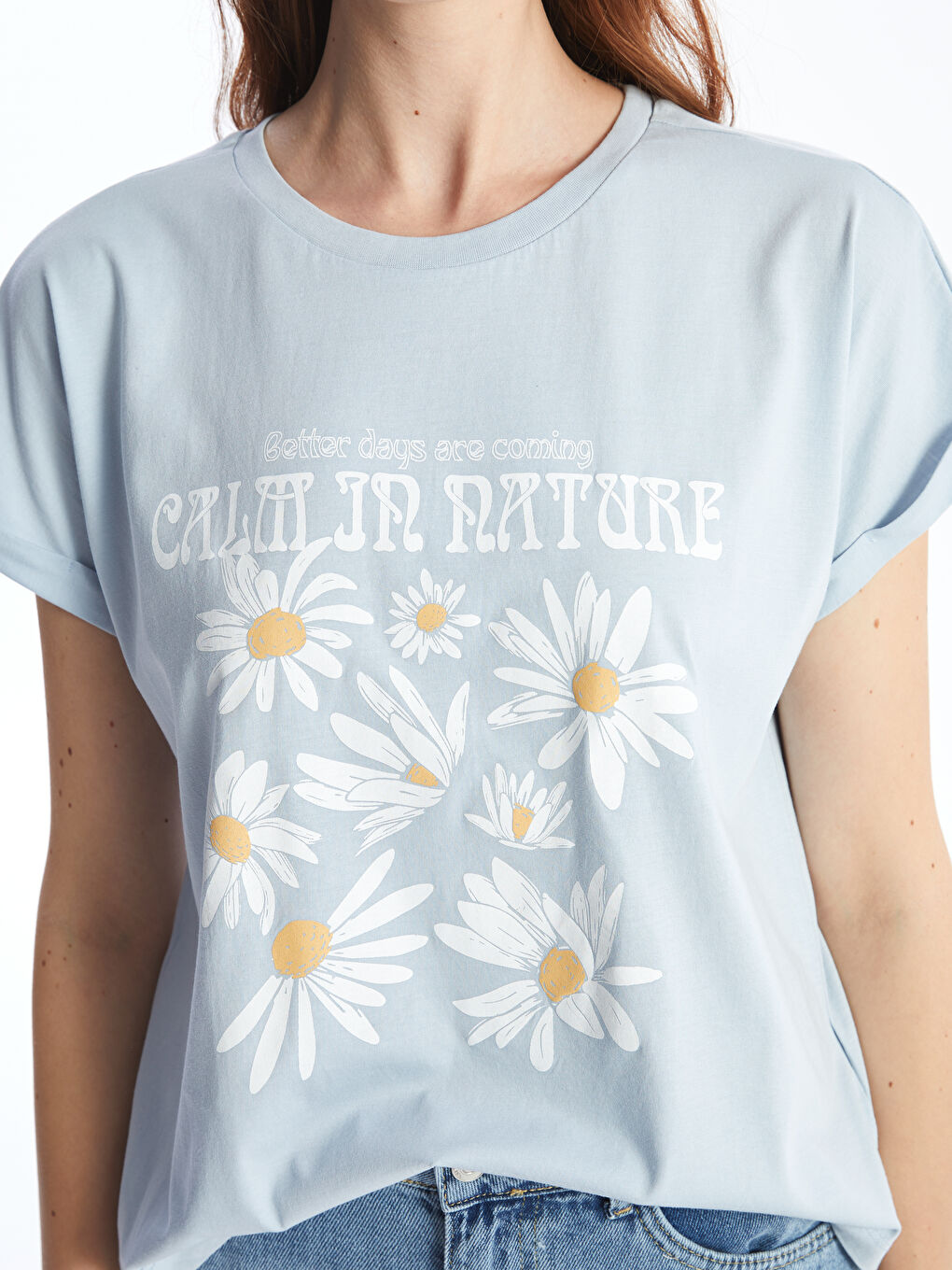 تيشيرت نسائي بياقة دائرية مُزهر-2