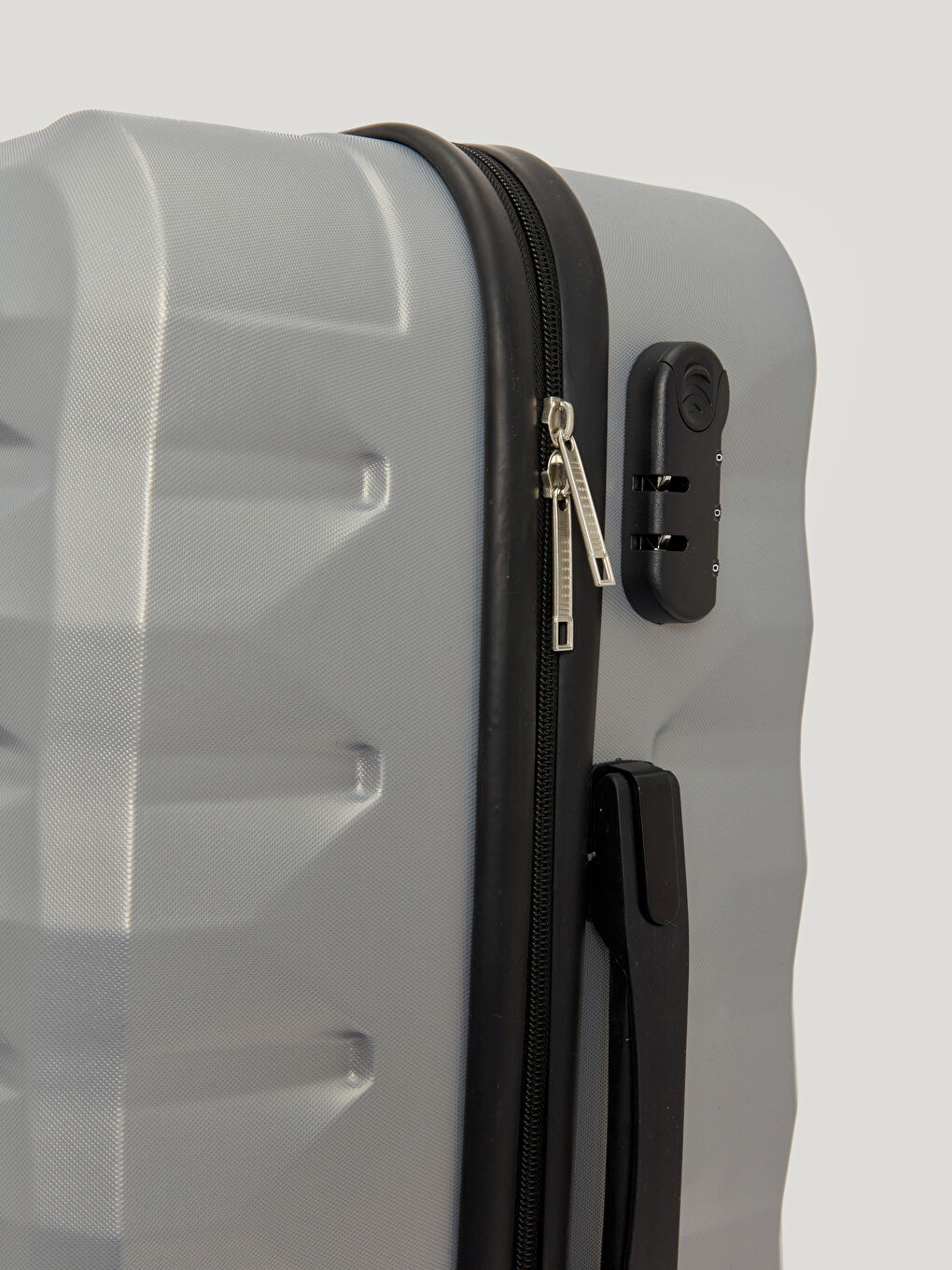 Gri Baskılı Kilit Detaylı Orta Boy Valiz-4