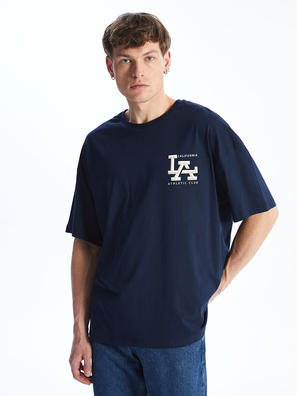 تیشێرت چاپکراوی قۆڵ کورت یه‌خه‌ خڕ ئۆڤەرسایز بۆ پیاوان