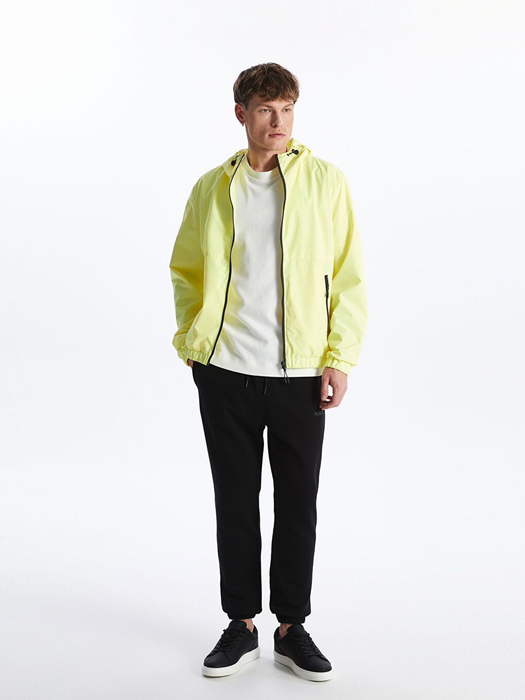 بالطو مطر بفتحة عادية بكابوش للرجال-1