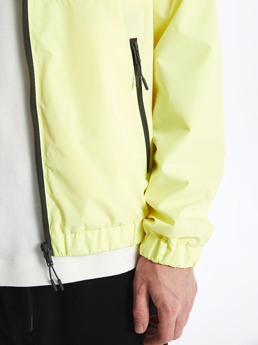 بالطو مطر بفتحة عادية بكابوش للرجال-3