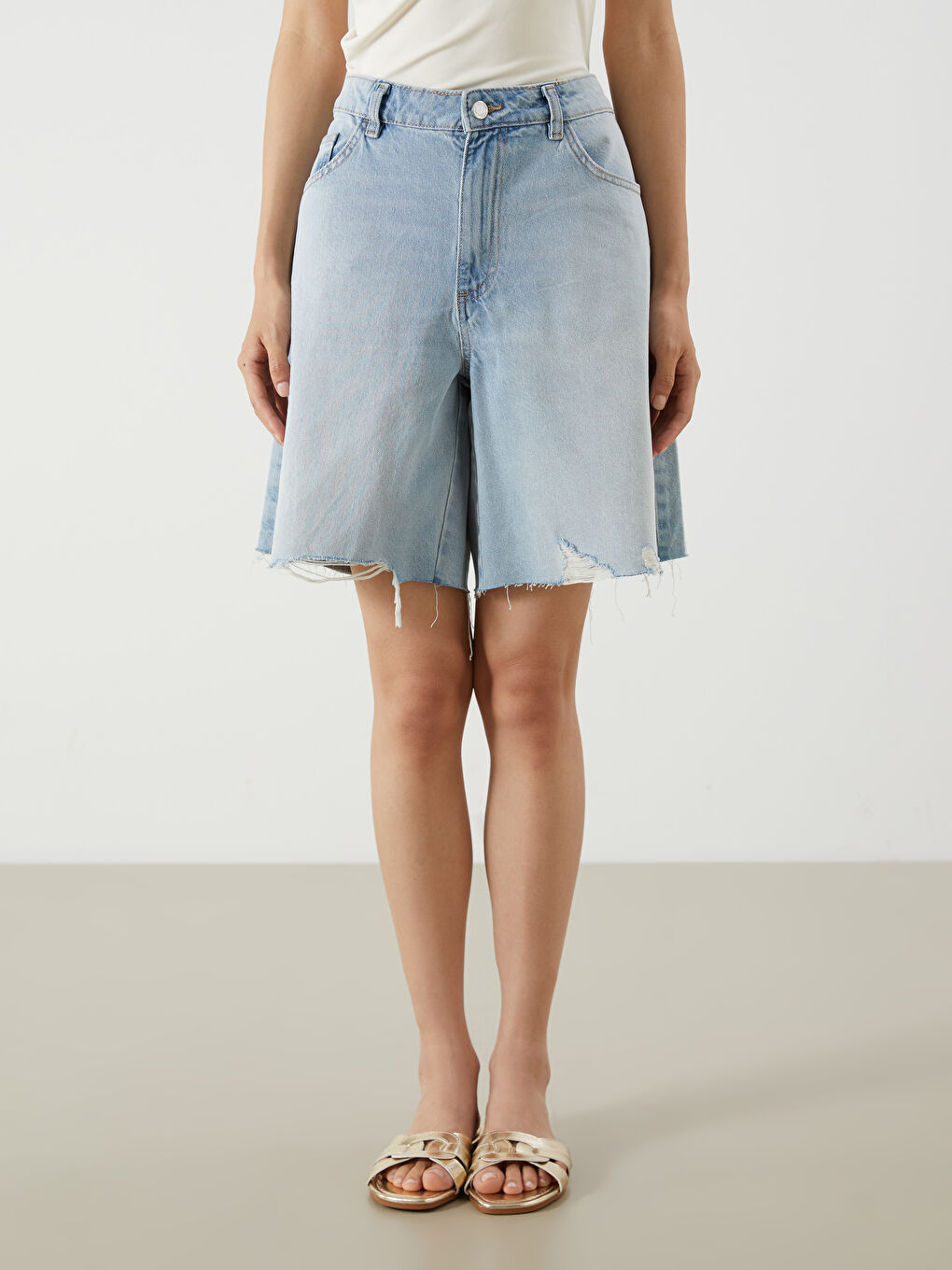 LCW Jeans Ženski teksas šorts Standard Fit sa iscepanim detaljima. -S4HJ63Z8-507