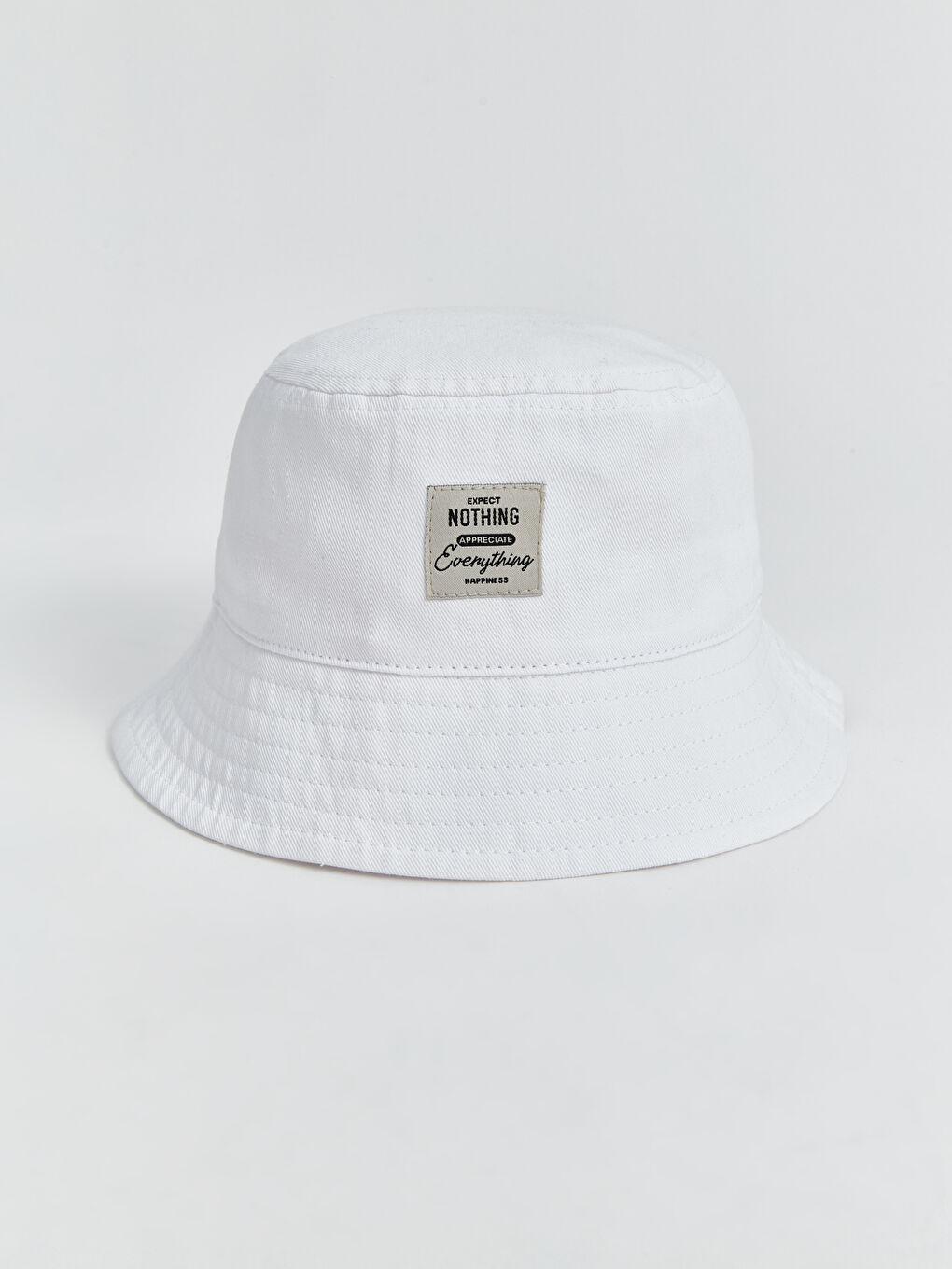 Beyaz Etiket Nakışlı Kadın Bucket Şapka