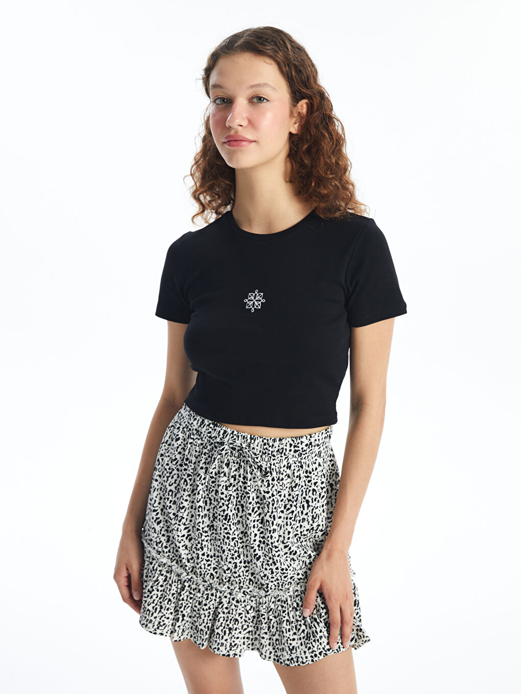 Siyah Bisiklet Yaka Nakışlı Kısa Kollu Kadın Crop