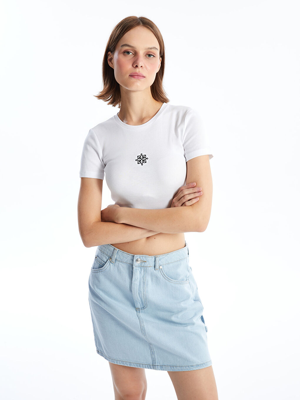 Beyaz Bisiklet Yaka Nakışlı Kısa Kollu Kadın Crop