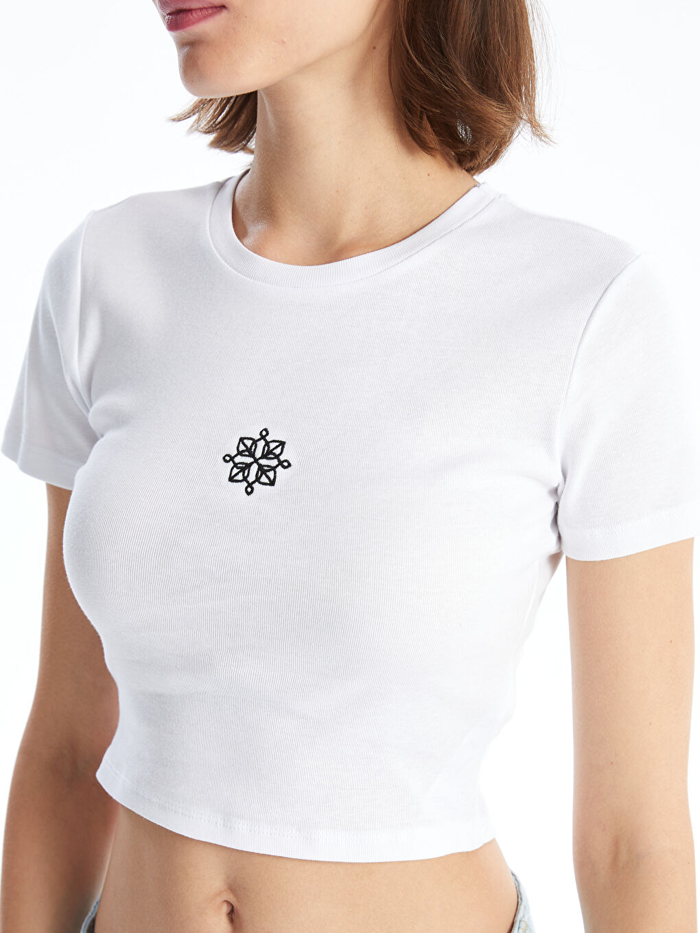 Beyaz Bisiklet Yaka Nakışlı Kısa Kollu Kadın Crop-2