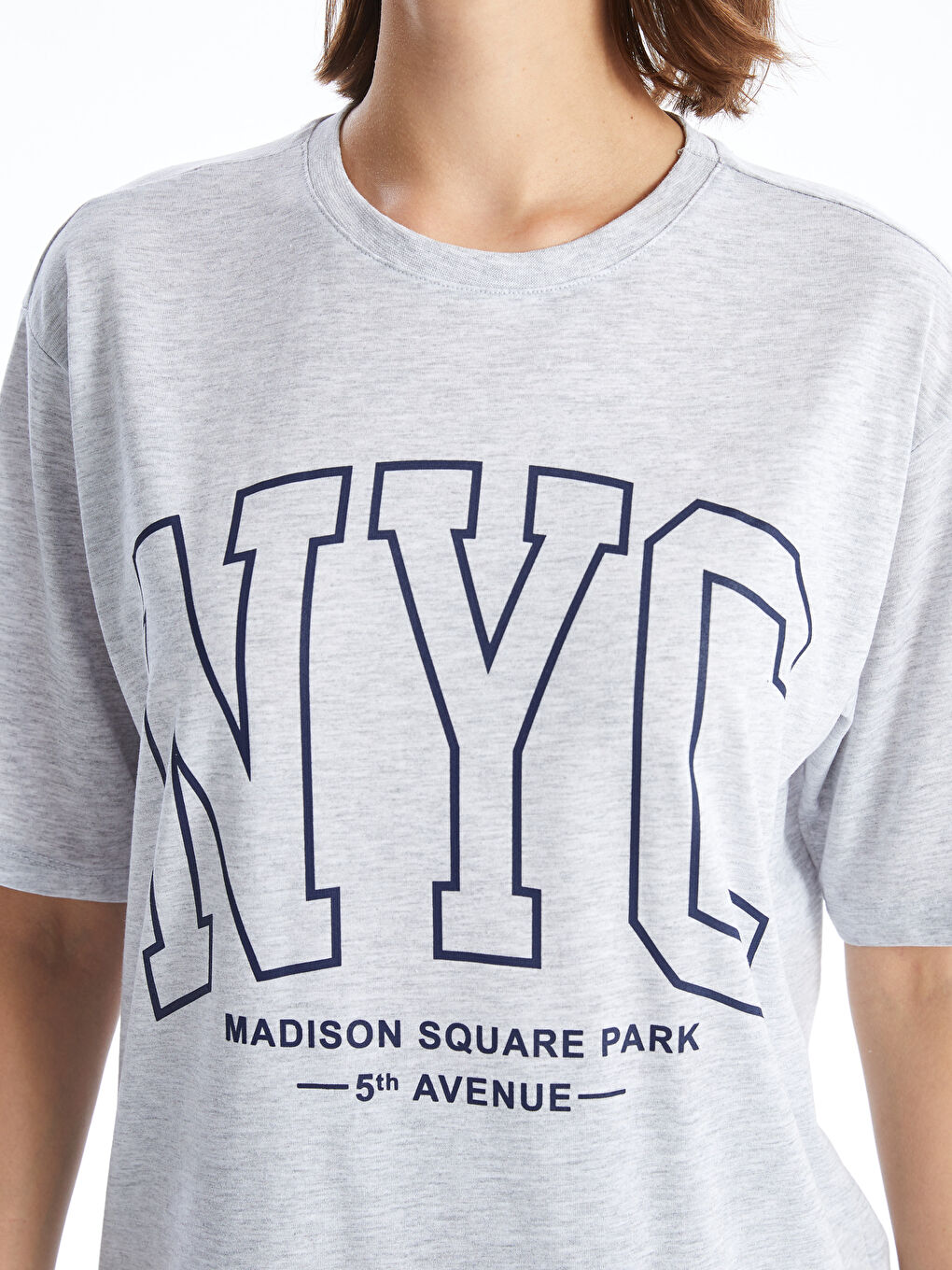 Gri Bisiklet Yaka Baskılı Kısa Kollu Oversize Kadın Tişört-2