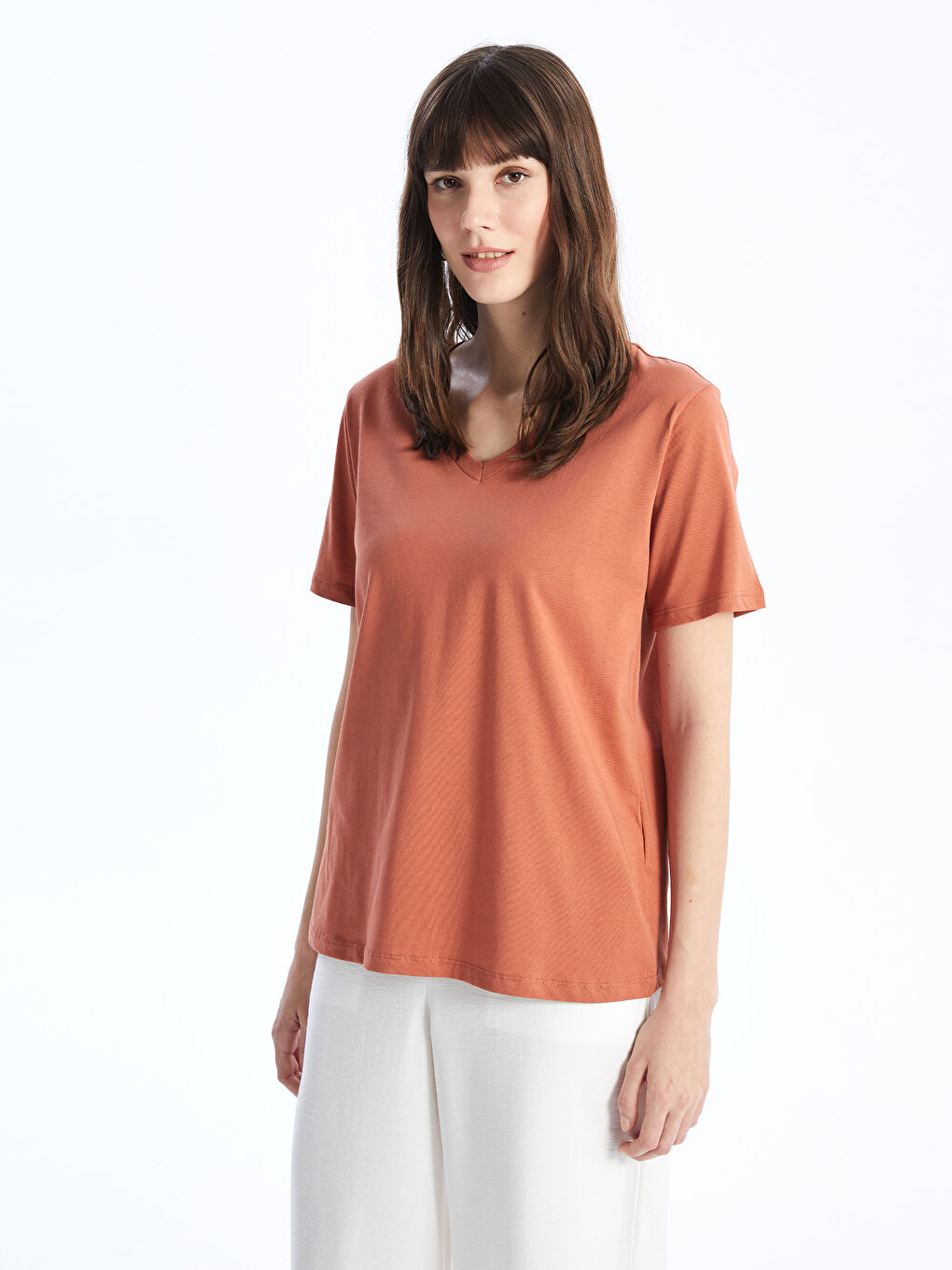 Kahverengi V Yaka Düz Kısa Kollu Kadın Tişört-1