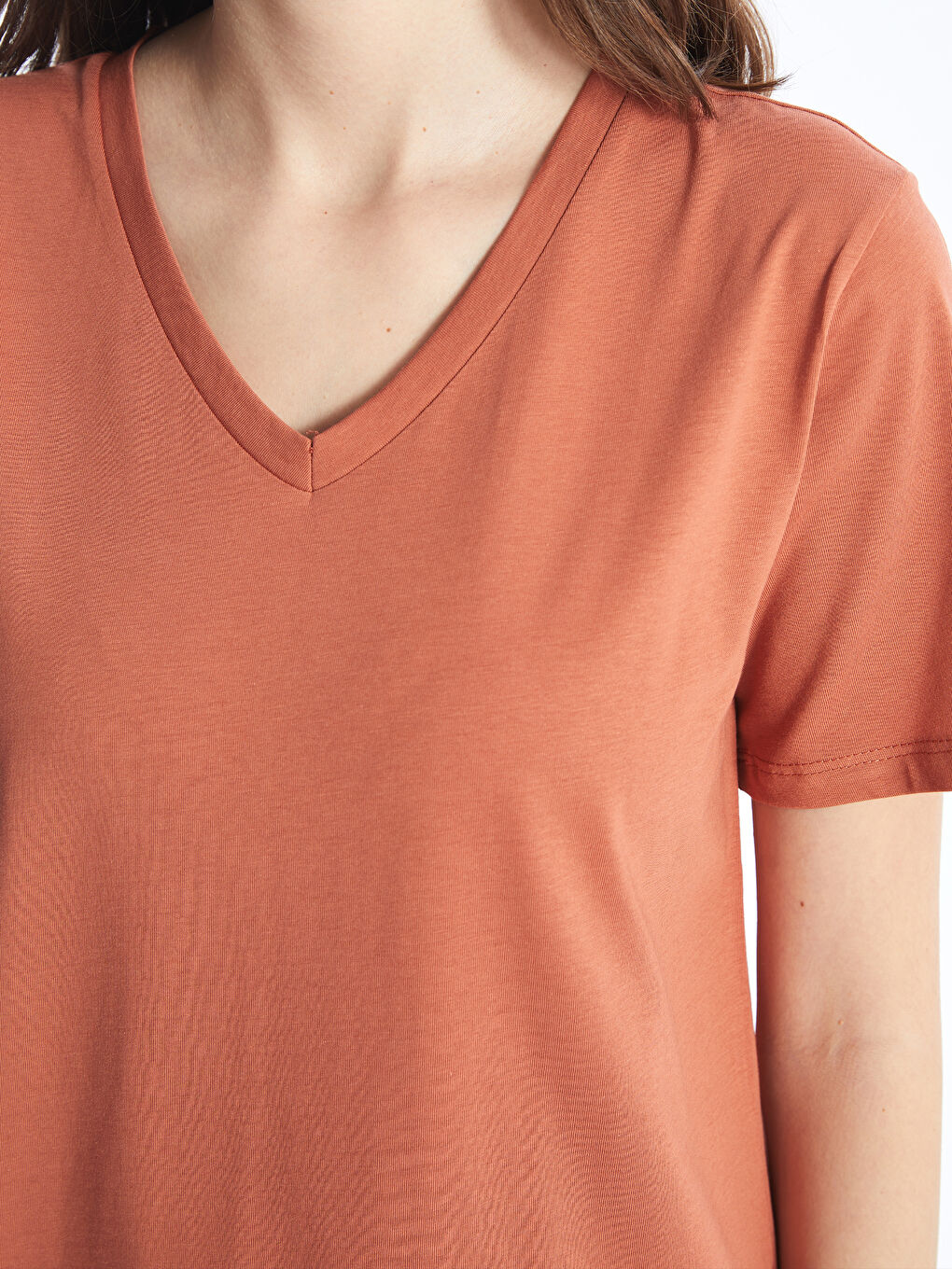 Kahverengi V Yaka Düz Kısa Kollu Kadın Tişört-3