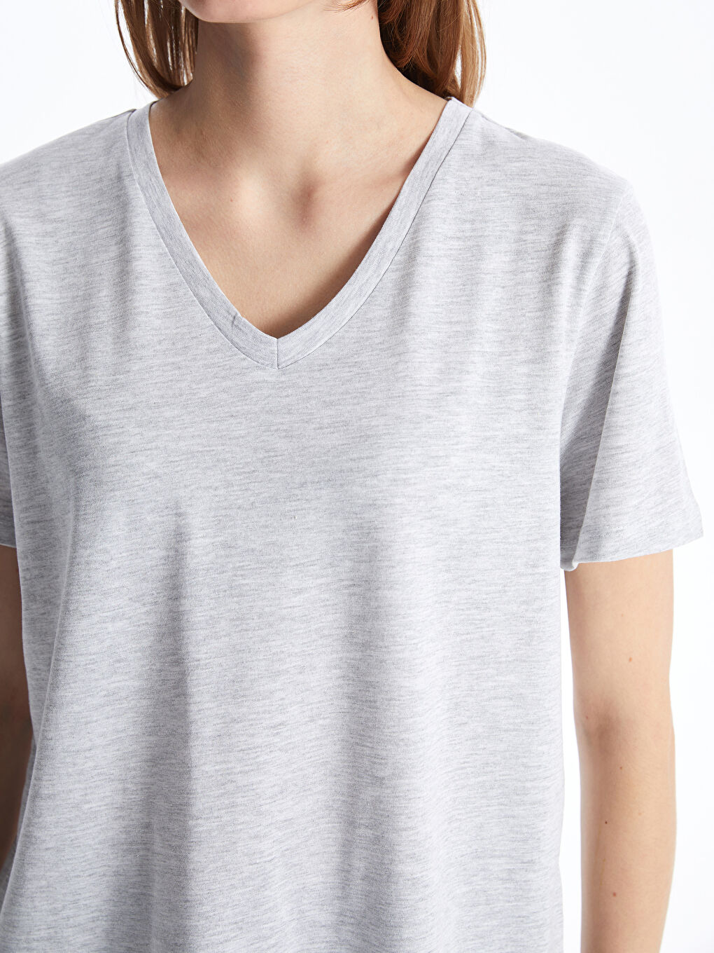 Gri V Yaka Düz Kısa Kollu Kadın Tişört-3