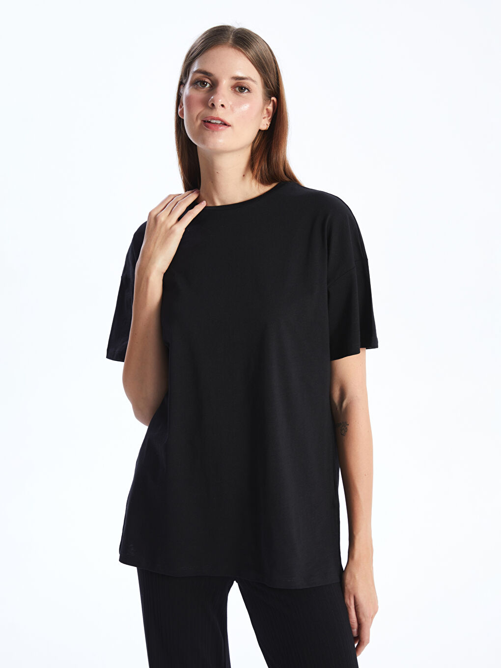 Siyah Bisiklet Yaka Düz Kısa Kollu Oversize Kadın Tişört