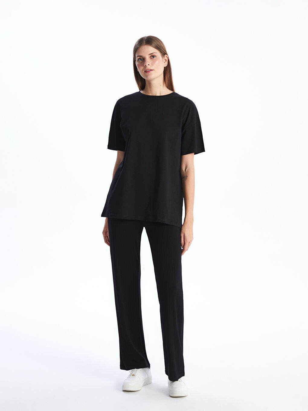 Siyah Bisiklet Yaka Düz Kısa Kollu Oversize Kadın Tişört-2