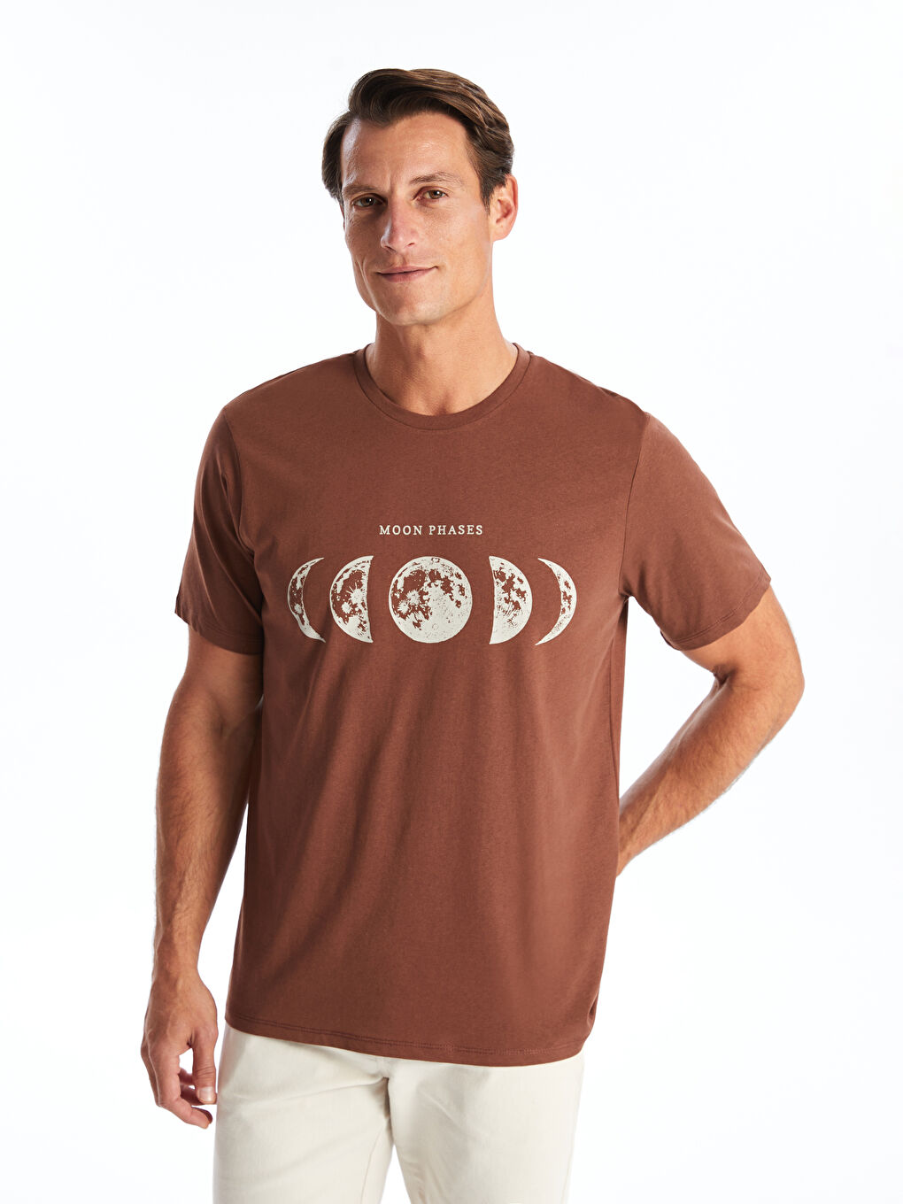 تیشێرتی پیاوان یەخە خڕ قۆڵ کورت چاپی کراو لە لۆکەی شانەکراو