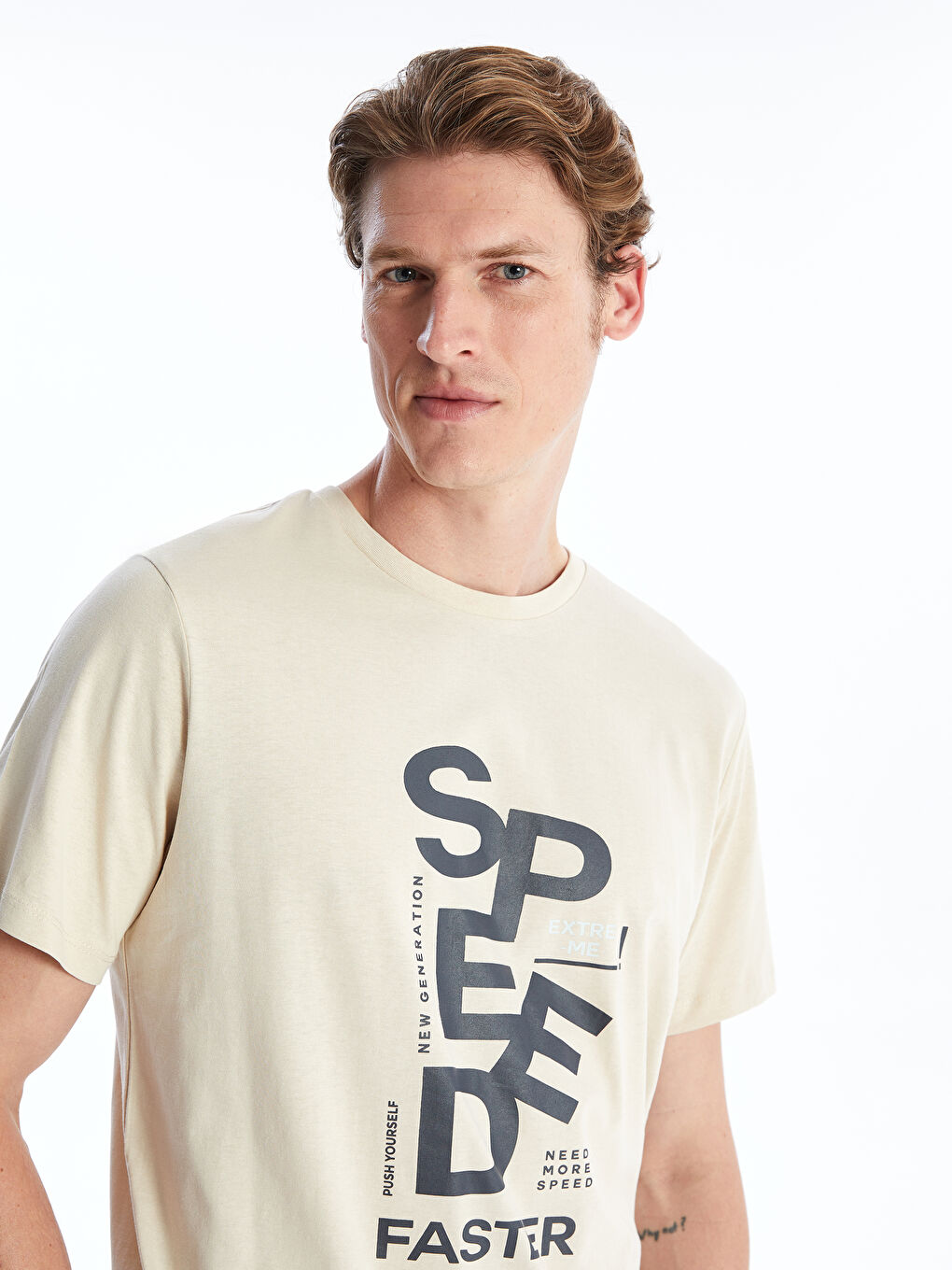 Bej Bisiklet Yaka Kısa Kollu Baskılı Penye Erkek Tişört