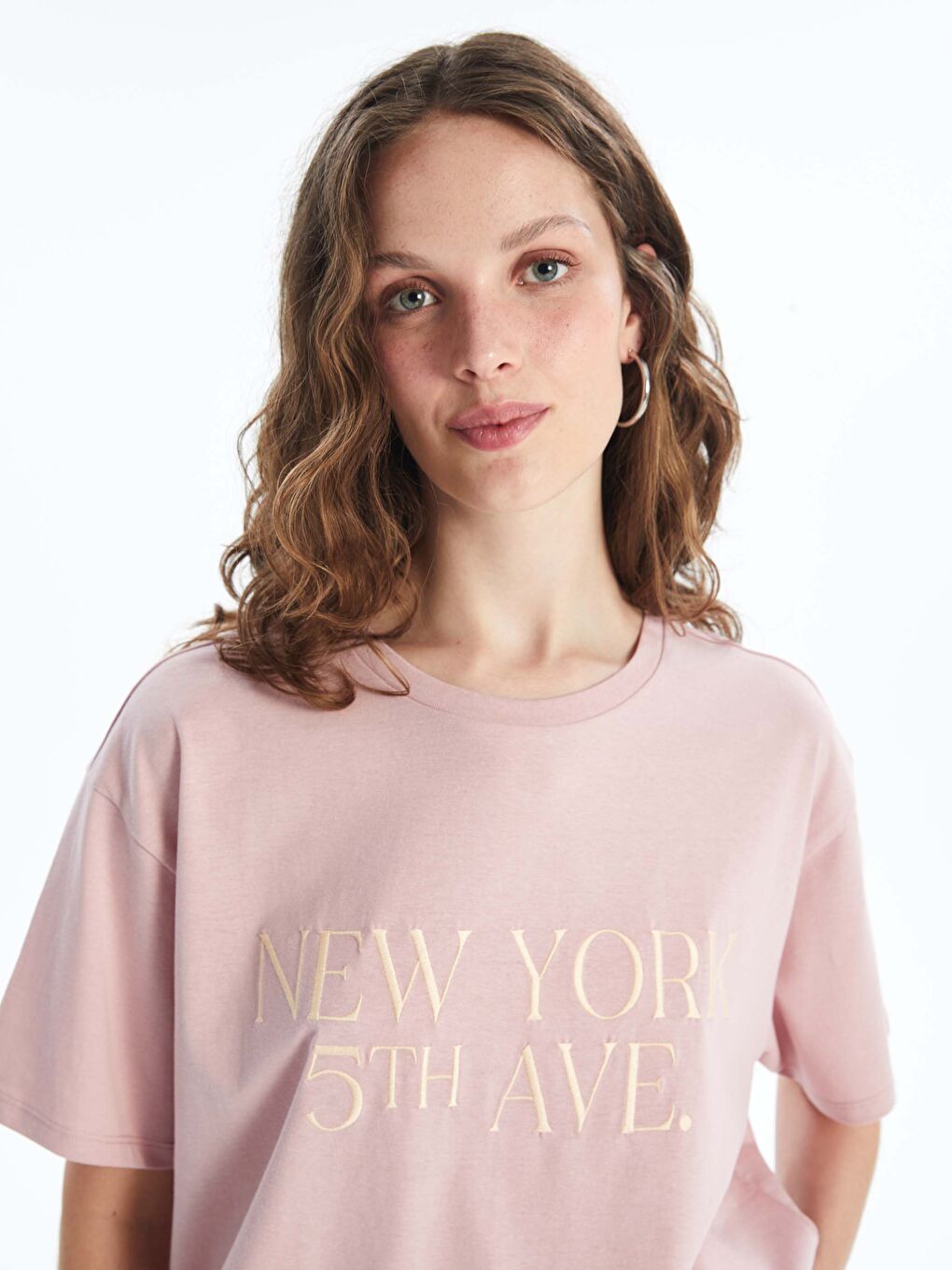 Bisiklet Yaka Nakışlı Kadın Tişört-1