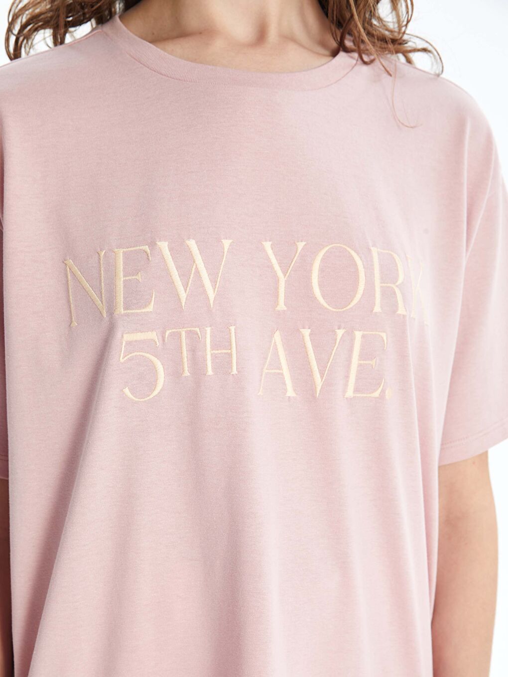 Bisiklet Yaka Nakışlı Kadın Tişört-3