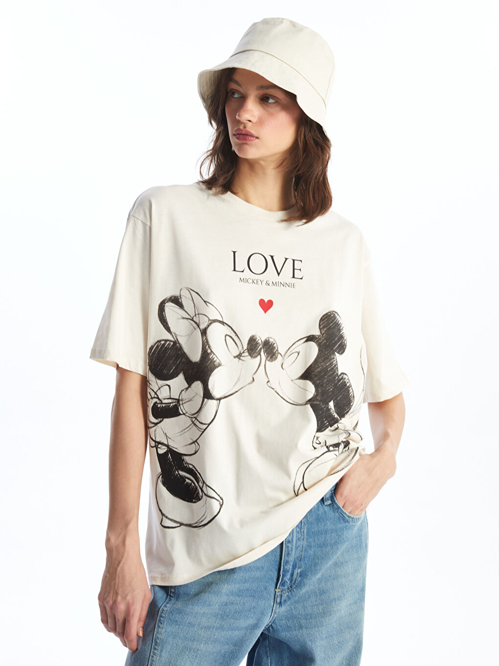 Bej Bisiklet Yaka Mickey ve Minnie Mouse Baskılı Kısa Kollu Kadın Tişört