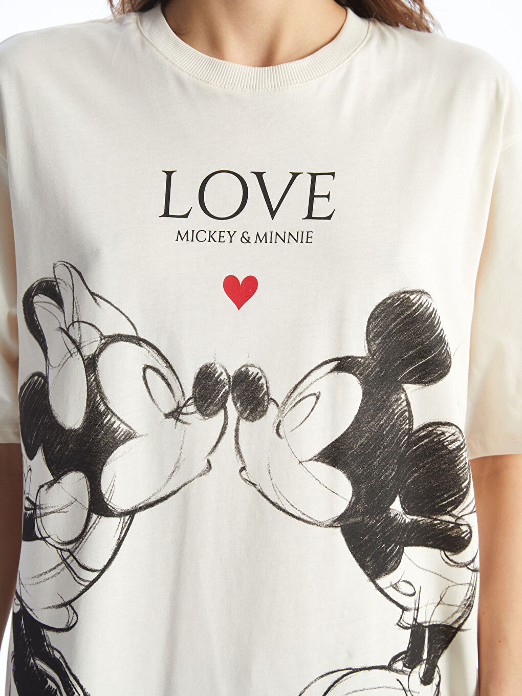 Bej Bisiklet Yaka Mickey ve Minnie Mouse Baskılı Kısa Kollu Kadın Tişört-3