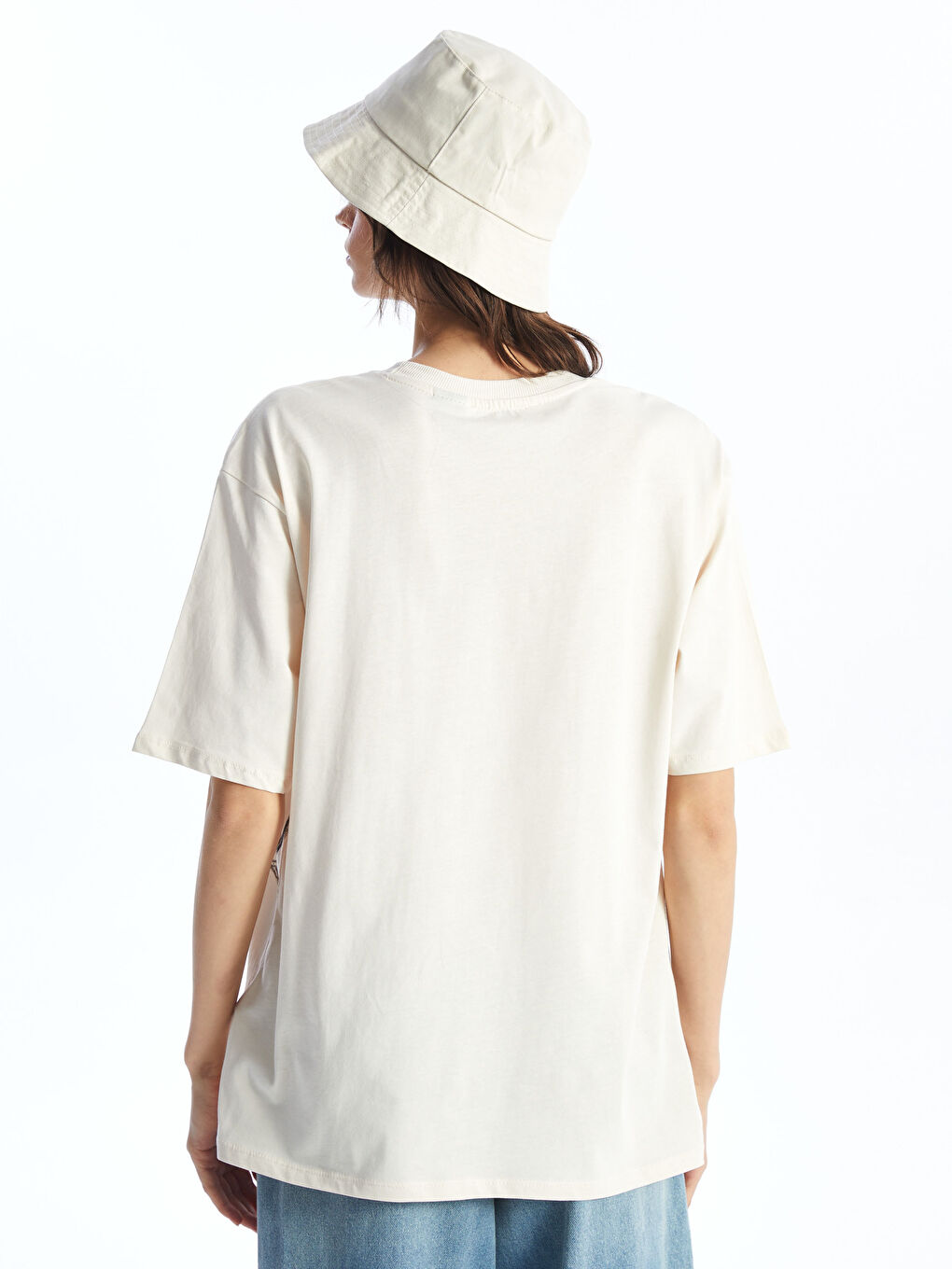 Bej Bisiklet Yaka Mickey ve Minnie Mouse Baskılı Kısa Kollu Kadın Tişört-4