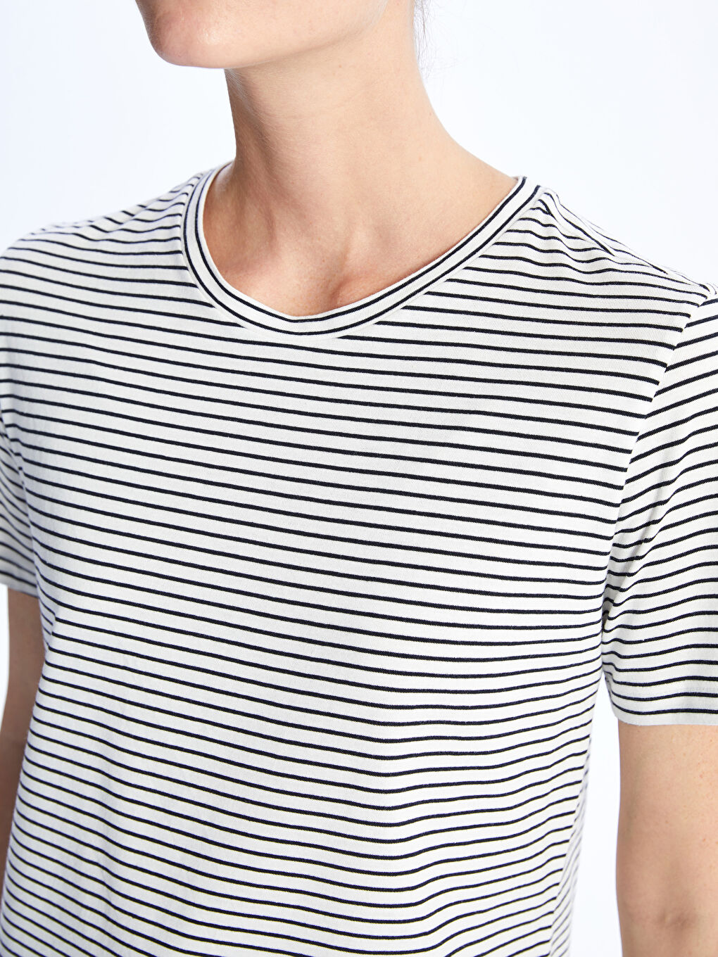 Siyah Bisiklet Yaka Çizgili Kısa Kollu Kadın Tişört-3