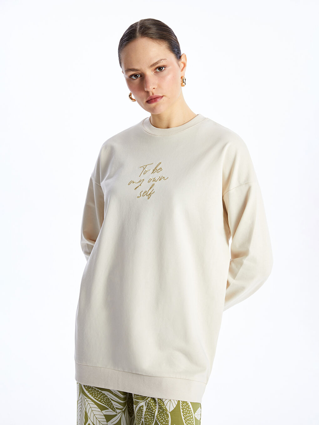 LCW Modest Açık Bej Bisiklet Yaka Nakışlı Uzun Kollu Kadın Sweatshirt Tunik