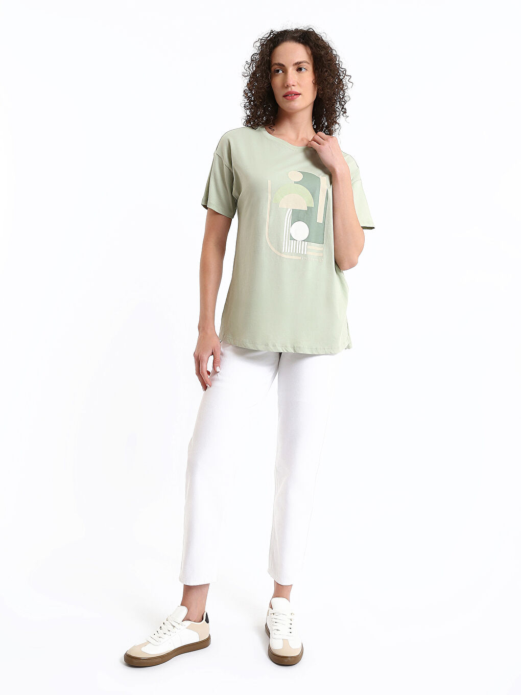 تي شيرت نسائي بطبعة برقبة مدورة وكم قصير-2