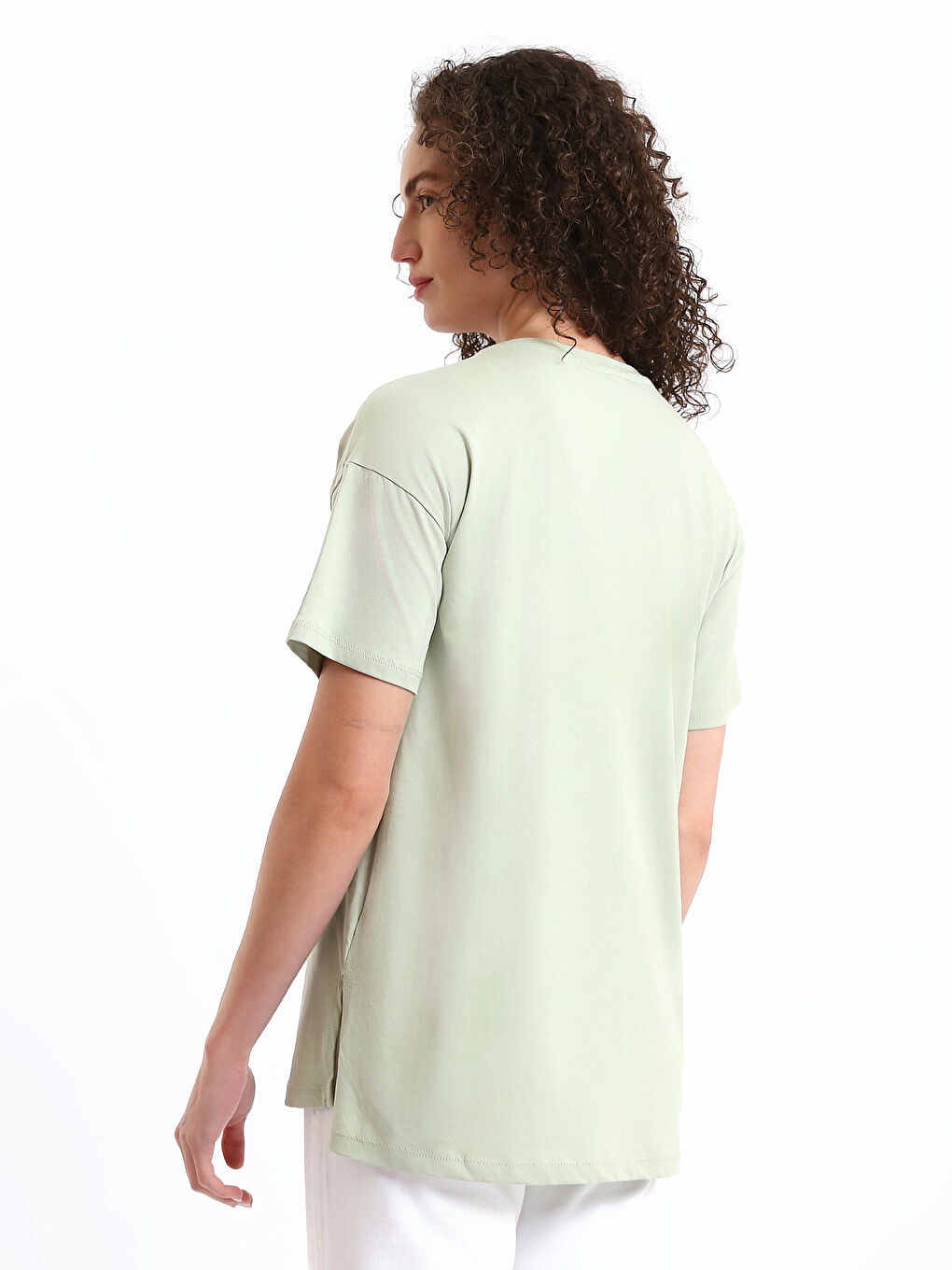 تي شيرت نسائي بطبعة برقبة مدورة وكم قصير-8