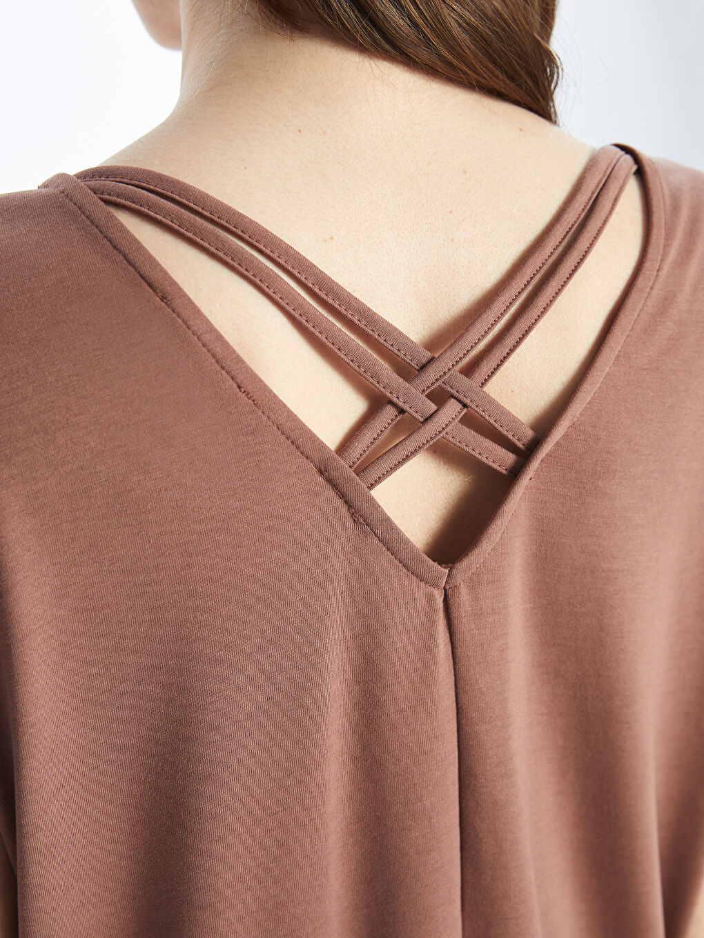 تيشيرت نسائي بياقة على شكل حرف V سادة بأكمام قصيرة-3