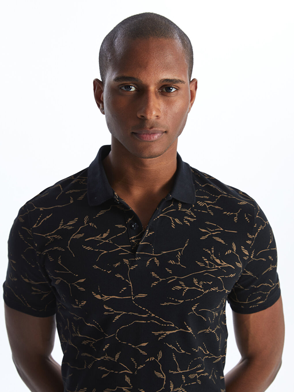 تي شيرت بياقة بولو كم قصير منقوش بيكيه للرجال-1