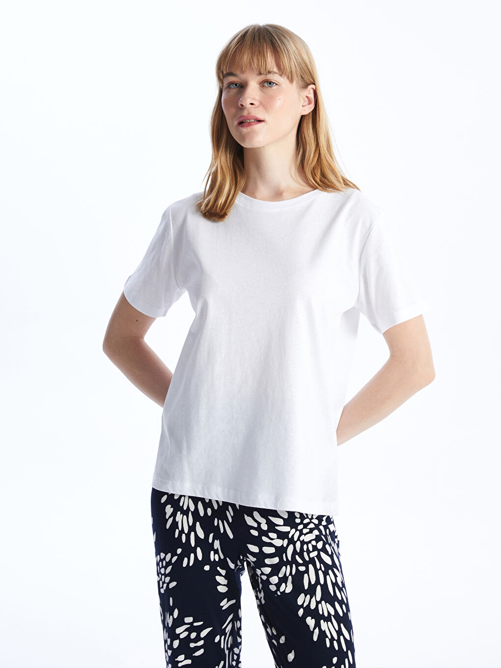 მრგვალი საყელო უბრალო მოკლე სახელო ქალებისთვის მაისური