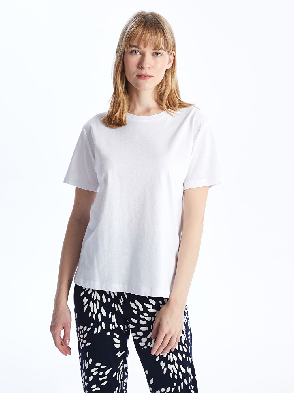 მრგვალი საყელო უბრალო მოკლე სახელო ქალებისთვის მაისური-1