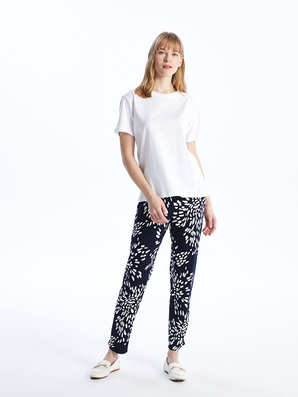 მრგვალი საყელო უბრალო მოკლე სახელო ქალებისთვის მაისური-2